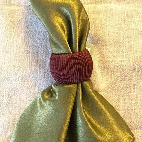 3/$15 Set of 4 Burgundy Napkin Rings - Picture 2 of 3